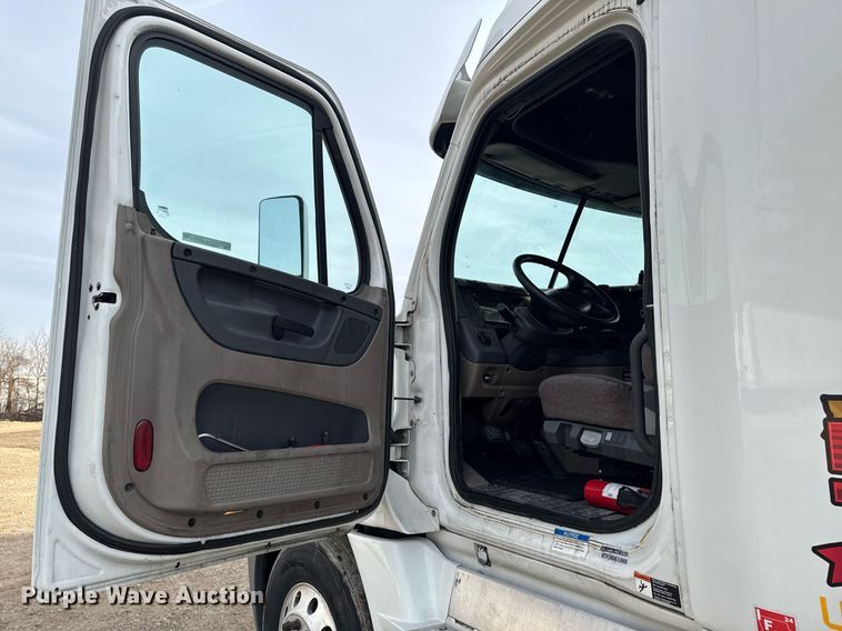 image for item EG7166 2013 Freightliner Cascadia 125 semi truck