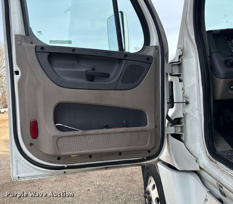 image for item EG7166 2013 Freightliner Cascadia 125 semi truck