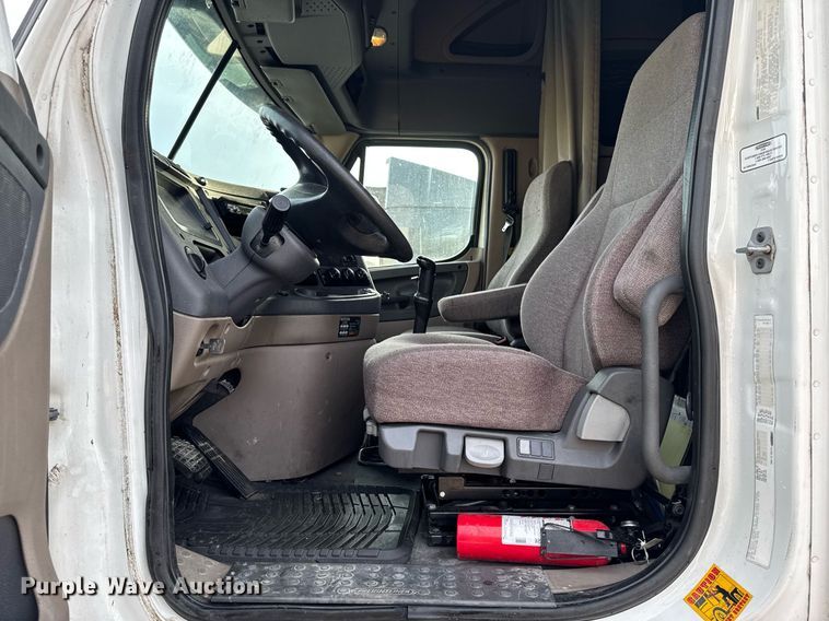 image for item EG7166 2013 Freightliner Cascadia 125 semi truck