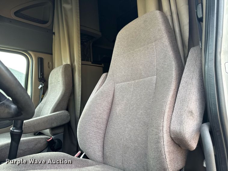 image for item EG7166 2013 Freightliner Cascadia 125 semi truck