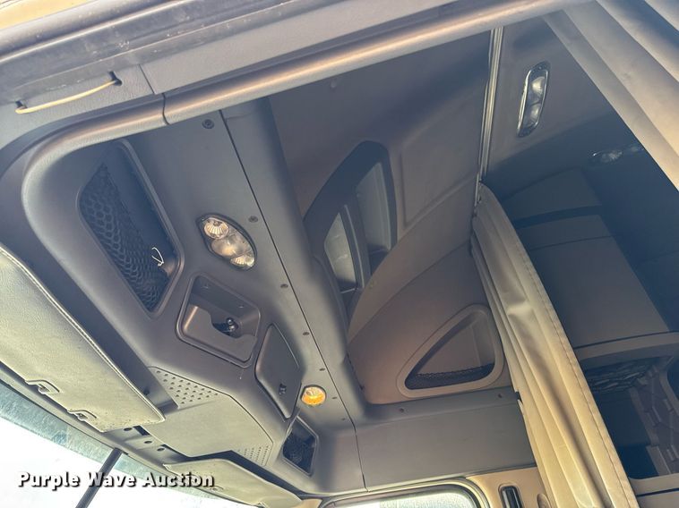 image for item EG7166 2013 Freightliner Cascadia 125 semi truck