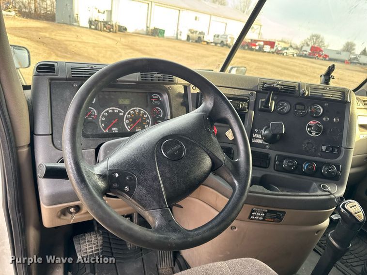 image for item EG7166 2013 Freightliner Cascadia 125 semi truck