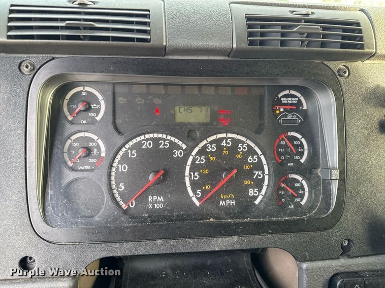 image for item EG7166 2013 Freightliner Cascadia 125 semi truck