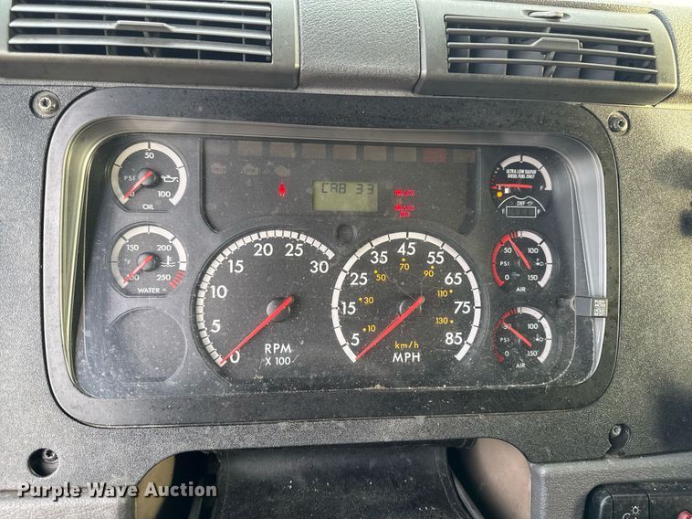 image for item EG7166 2013 Freightliner Cascadia 125 semi truck