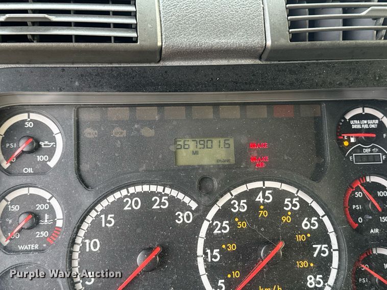 image for item EG7166 2013 Freightliner Cascadia 125 semi truck