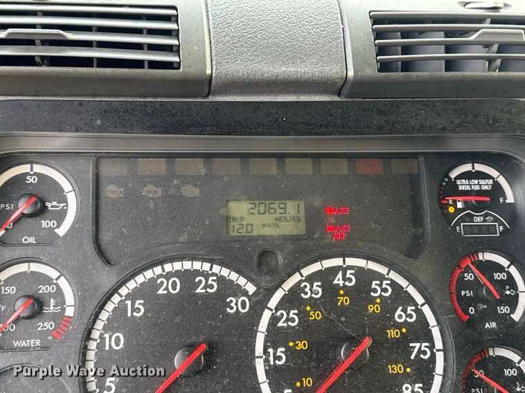 image for item EG7166 2013 Freightliner Cascadia 125 semi truck