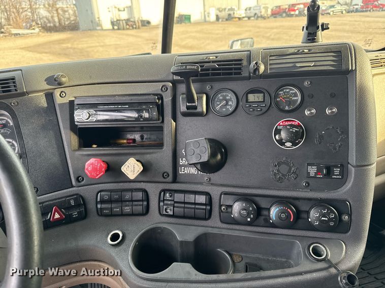 image for item EG7166 2013 Freightliner Cascadia 125 semi truck