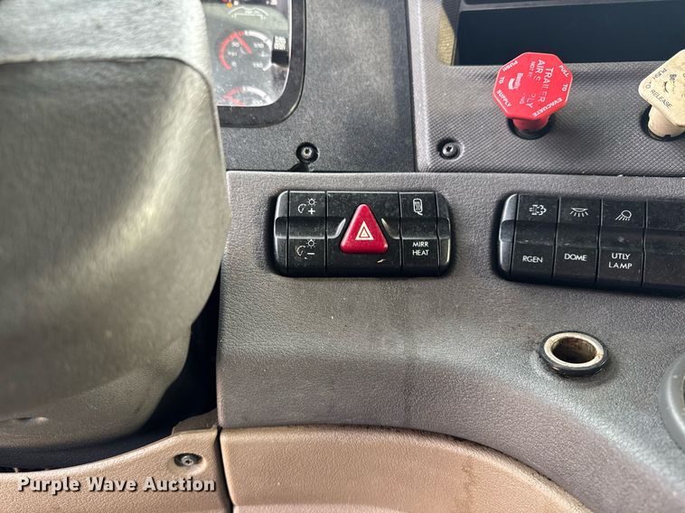 image for item EG7166 2013 Freightliner Cascadia 125 semi truck