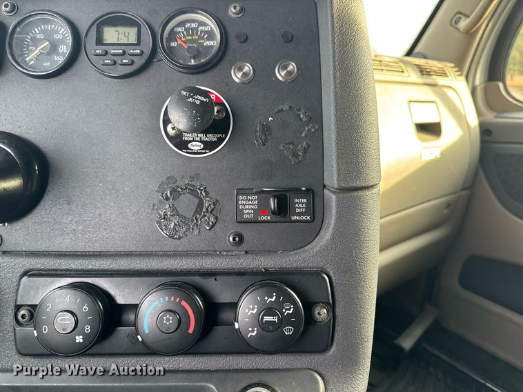 image for item EG7166 2013 Freightliner Cascadia 125 semi truck