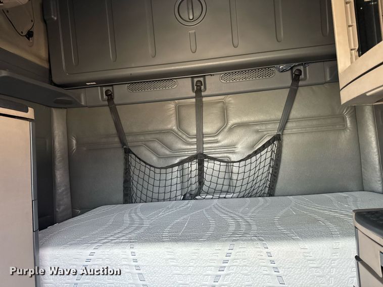 image for item EG7166 2013 Freightliner Cascadia 125 semi truck