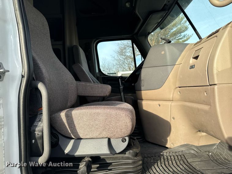 image for item EG7166 2013 Freightliner Cascadia 125 semi truck