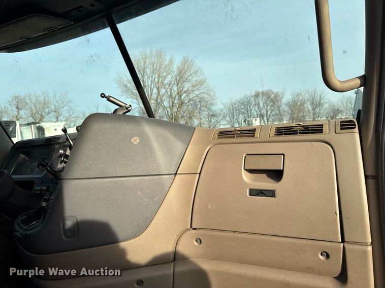 image for item EG7166 2013 Freightliner Cascadia 125 semi truck