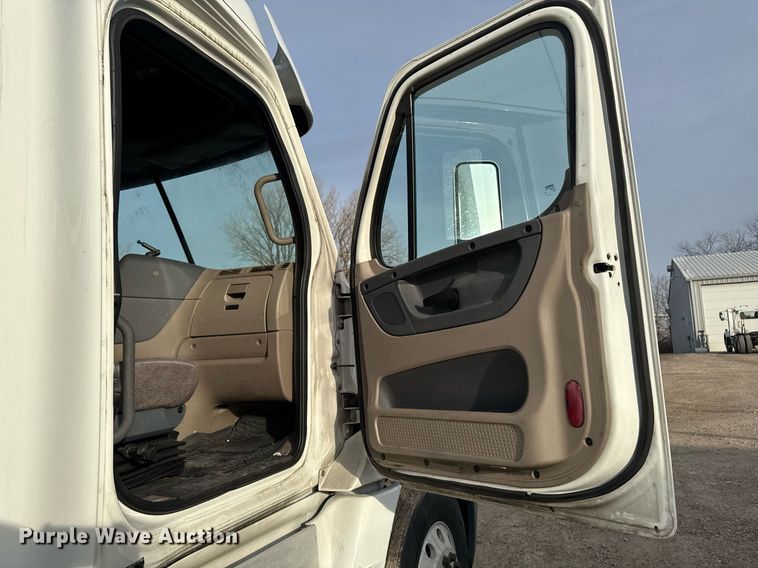 image for item EG7166 2013 Freightliner Cascadia 125 semi truck