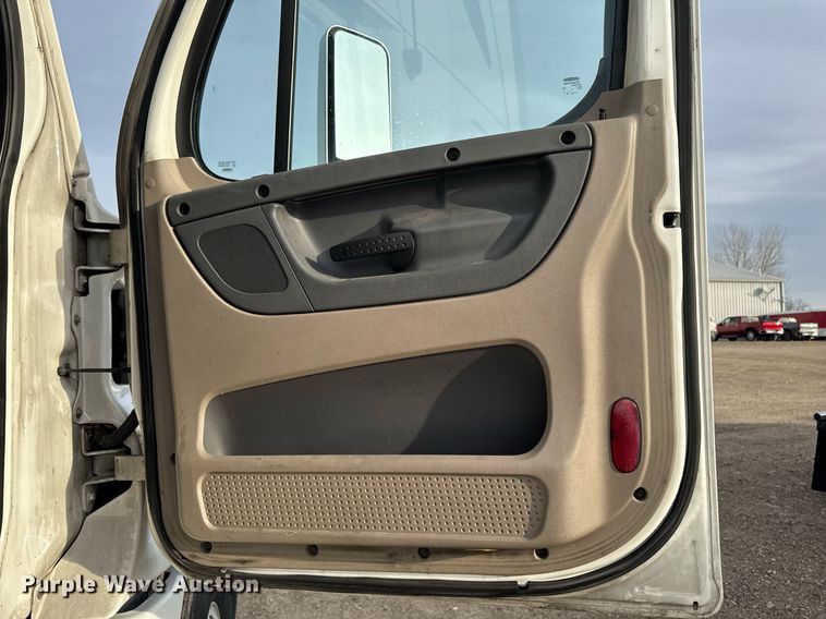 image for item EG7166 2013 Freightliner Cascadia 125 semi truck