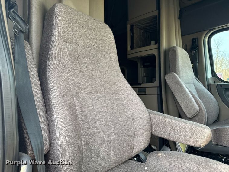 image for item EG7166 2013 Freightliner Cascadia 125 semi truck