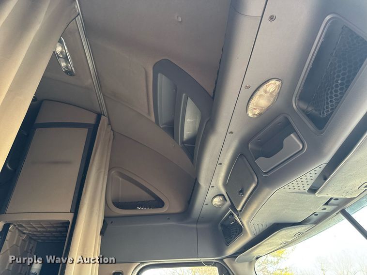 image for item EG7166 2013 Freightliner Cascadia 125 semi truck