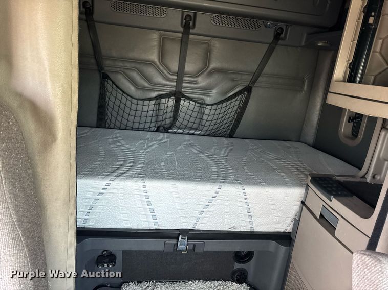 image for item EG7166 2013 Freightliner Cascadia 125 semi truck