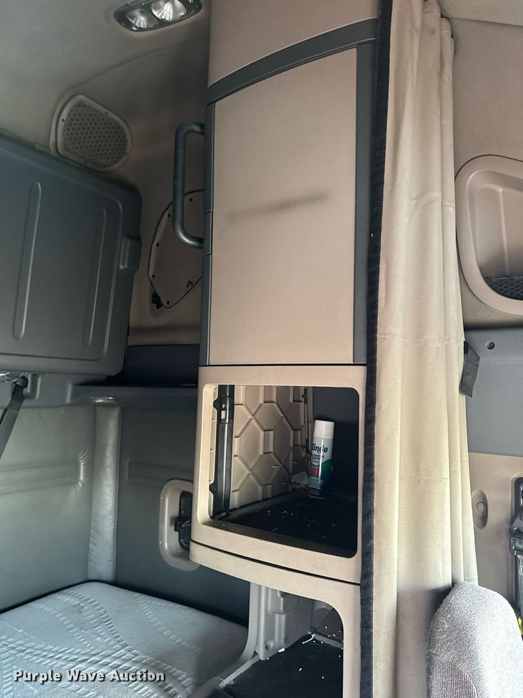 image for item EG7166 2013 Freightliner Cascadia 125 semi truck