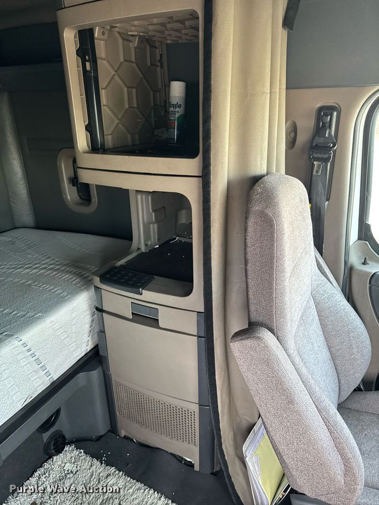 image for item EG7166 2013 Freightliner Cascadia 125 semi truck