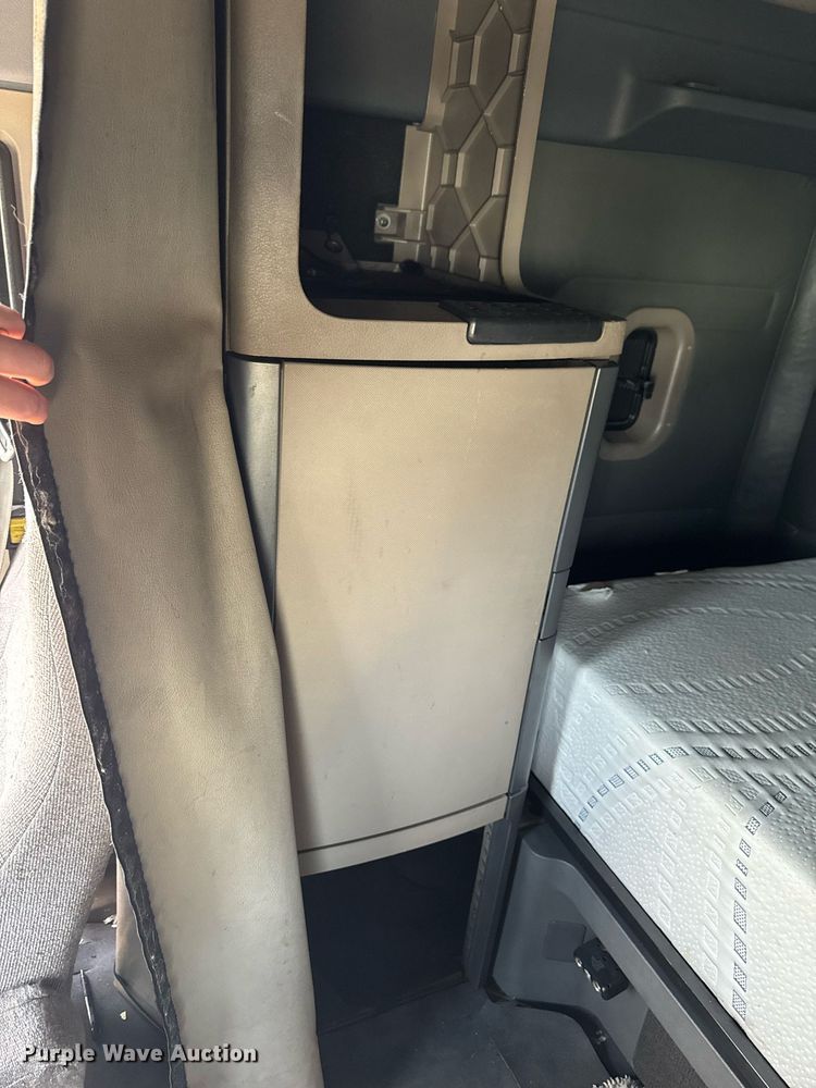 image for item EG7166 2013 Freightliner Cascadia 125 semi truck