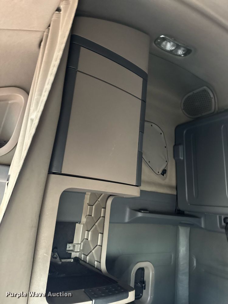 image for item EG7166 2013 Freightliner Cascadia 125 semi truck