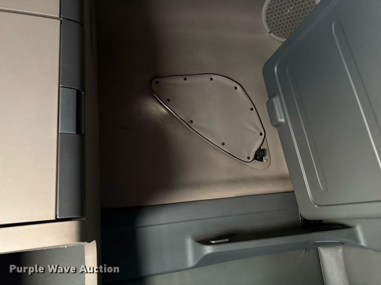 image for item EG7166 2013 Freightliner Cascadia 125 semi truck