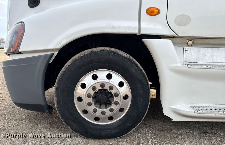 image for item EG7166 2013 Freightliner Cascadia 125 semi truck