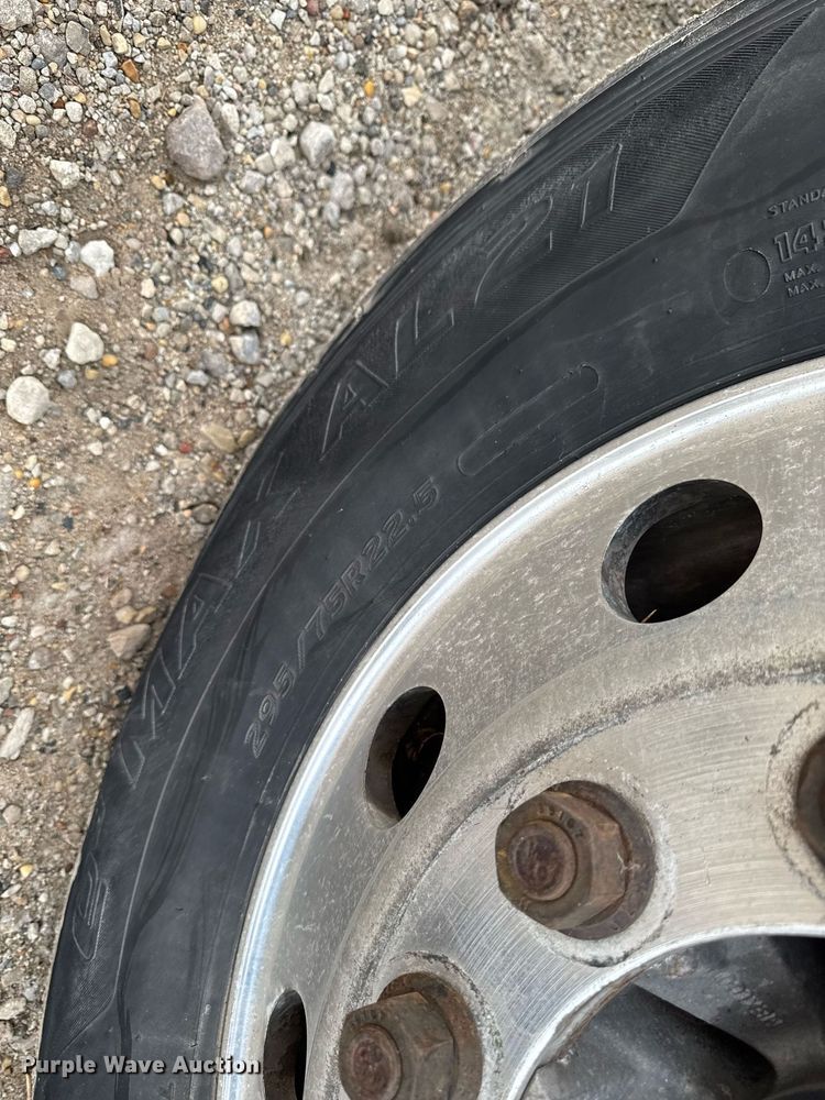 image for item EG7166 2013 Freightliner Cascadia 125 semi truck