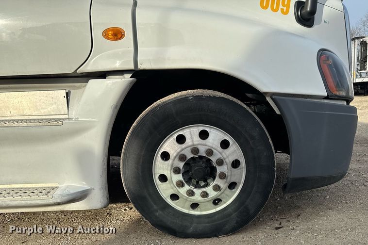 image for item EG7166 2013 Freightliner Cascadia 125 semi truck