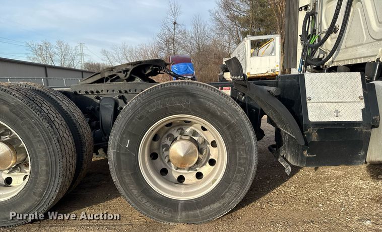 image for item EG7166 2013 Freightliner Cascadia 125 semi truck