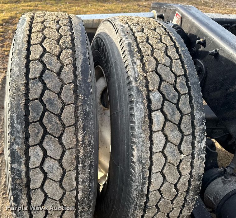 image for item EG7166 2013 Freightliner Cascadia 125 semi truck