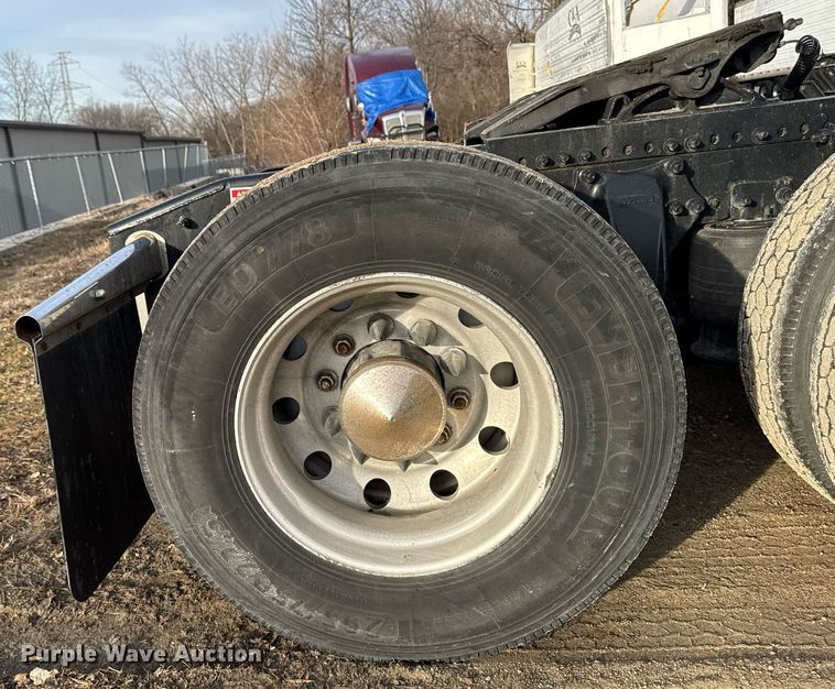 image for item EG7166 2013 Freightliner Cascadia 125 semi truck