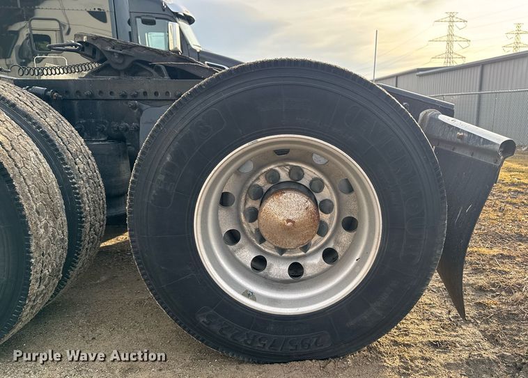 image for item EG7166 2013 Freightliner Cascadia 125 semi truck