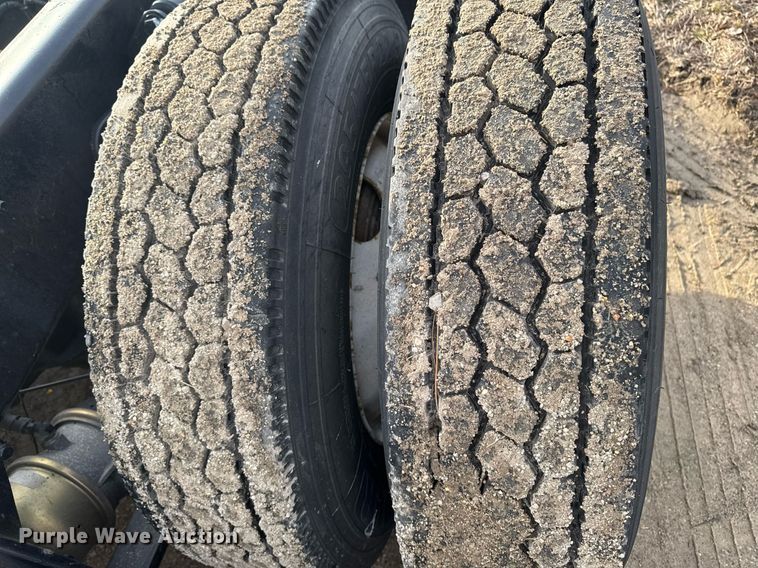 image for item EG7166 2013 Freightliner Cascadia 125 semi truck