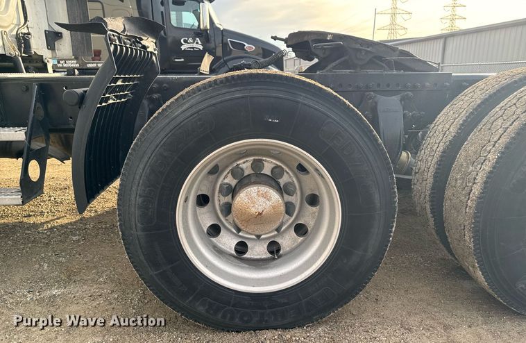 image for item EG7166 2013 Freightliner Cascadia 125 semi truck