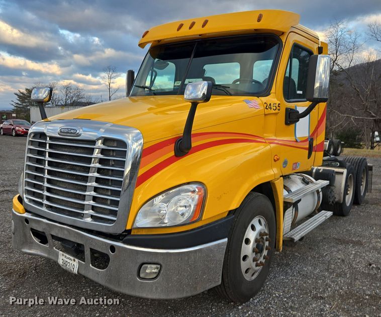 image for item EI4119 2018 Freightliner Cascadia semi truck