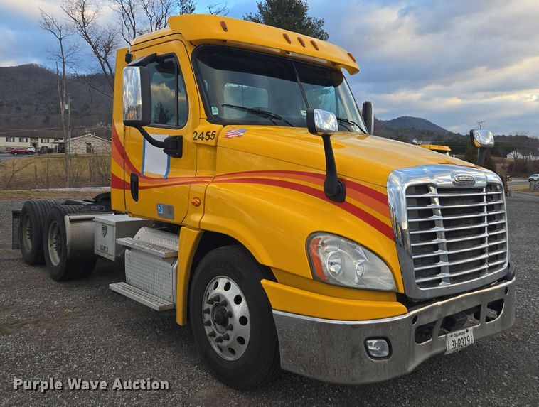 image for item EI4119 2018 Freightliner Cascadia semi truck