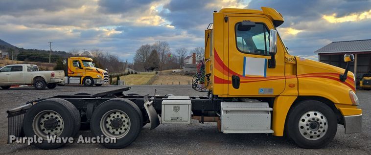 image for item EI4119 2018 Freightliner Cascadia semi truck