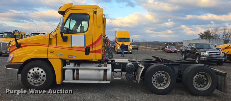 image for item EI4119 2018 Freightliner Cascadia semi truck