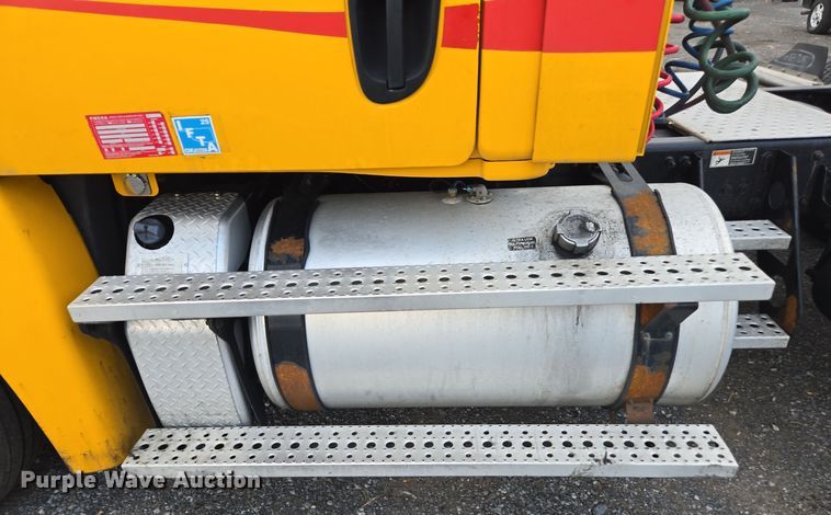 image for item EI4119 2018 Freightliner Cascadia semi truck