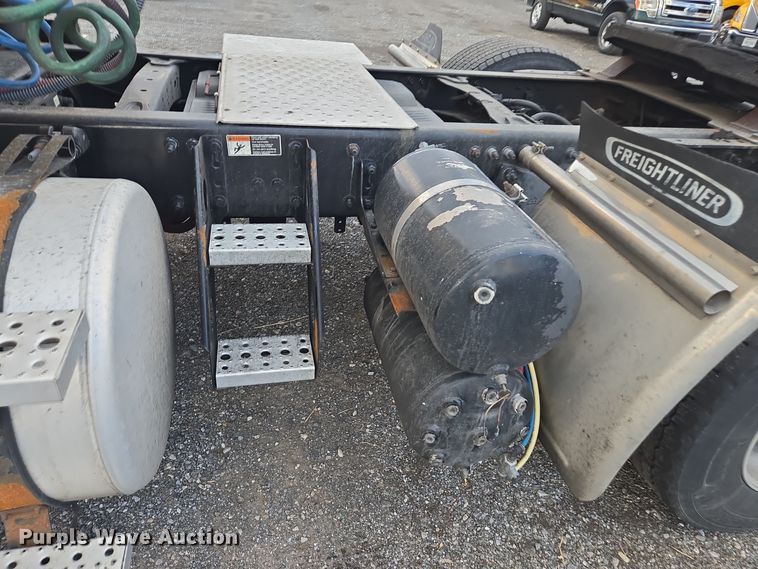 image for item EI4119 2018 Freightliner Cascadia semi truck