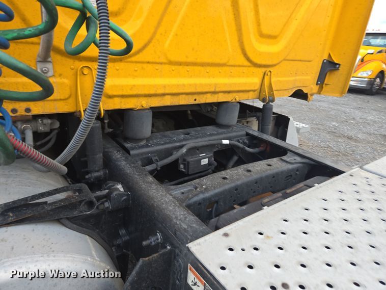 image for item EI4119 2018 Freightliner Cascadia semi truck