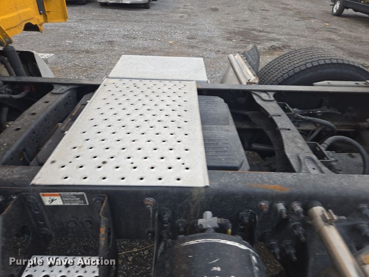 image for item EI4119 2018 Freightliner Cascadia semi truck