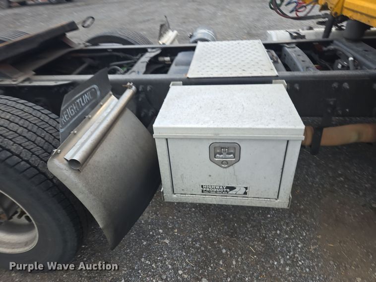 image for item EI4119 2018 Freightliner Cascadia semi truck