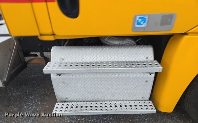 image for item EI4119 2018 Freightliner Cascadia semi truck