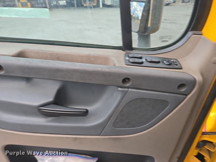 image for item EI4119 2018 Freightliner Cascadia semi truck