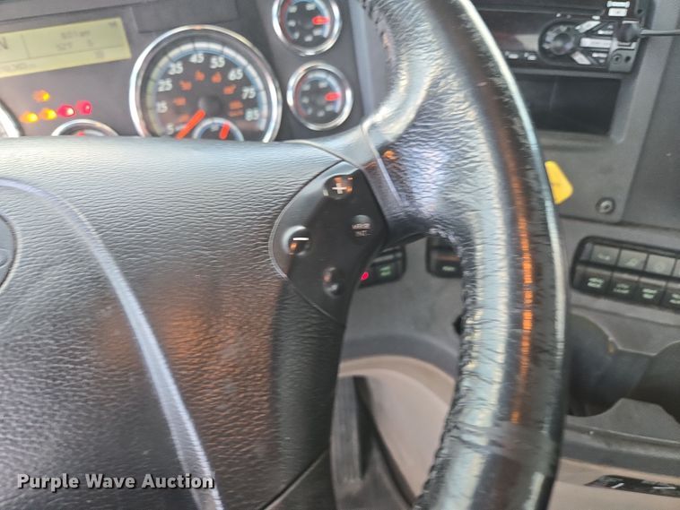 image for item EI4119 2018 Freightliner Cascadia semi truck