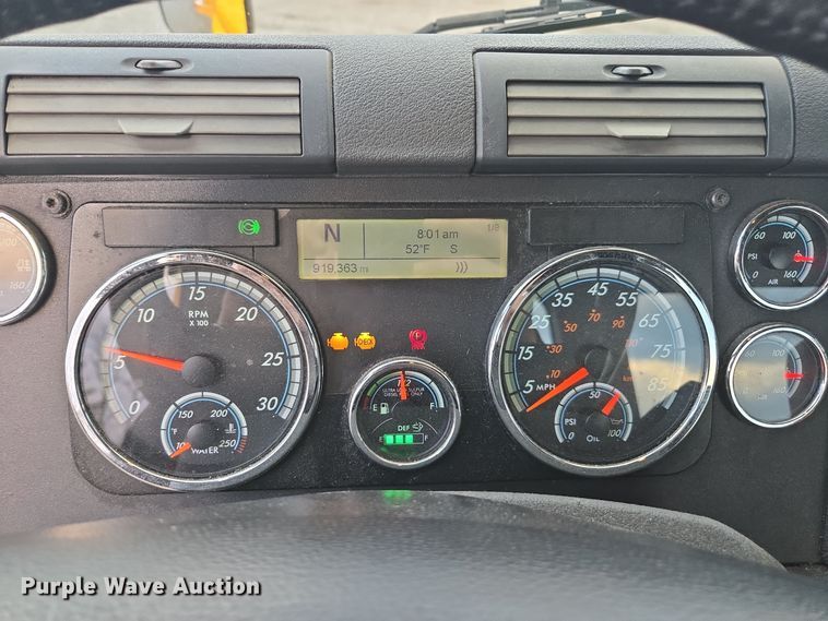 image for item EI4119 2018 Freightliner Cascadia semi truck