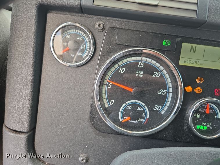 image for item EI4119 2018 Freightliner Cascadia semi truck