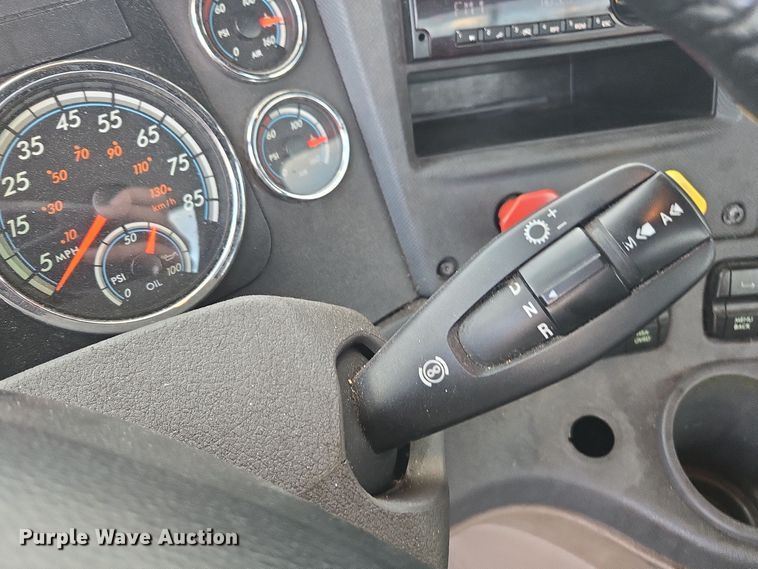 image for item EI4119 2018 Freightliner Cascadia semi truck